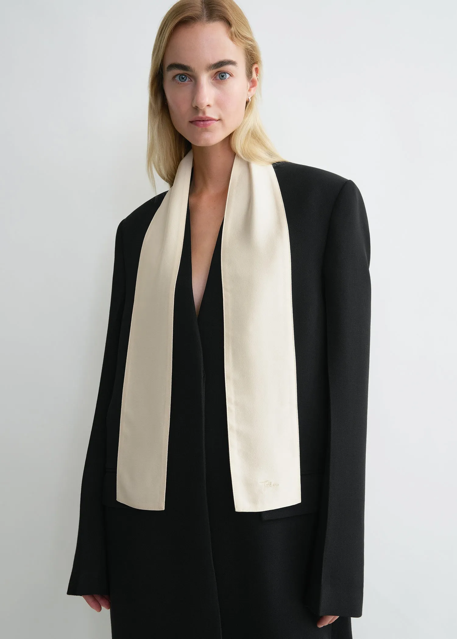 Satin tuxedo scarf macadamia